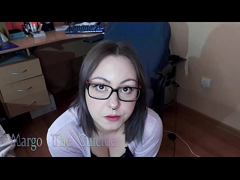 ❤️ Seksi djevojka s naočalama duboko siše dildo na kameri Seks video kod nas