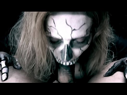 ❤️ Demonska djevojka siše kurac svojim crnim ustima i guta spermu. Seks video kod nas