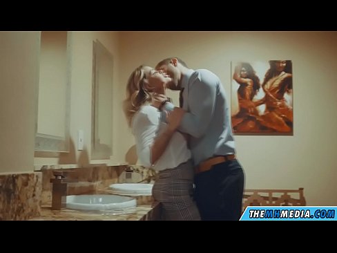 ❤️ Kad te prsata plavuša zavede u javnom toaletu Seks video kod nas